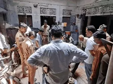 फोन चलाने पर मां ने लगाई रोक, बेटी ने कमरे में फांसी लगाकर की आत्महत्या