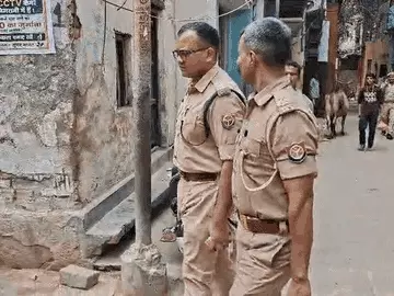 फोन चलाने पर मां ने लगाई रोक, बेटी ने कमरे में फांसी लगाकर की आत्महत्या