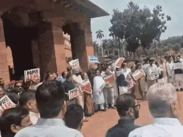 संसद परिसर में सत्ता और विपक्ष आमने-सामने, NEET मुद्दे पर जोरदार प्रदर्शन; हंगामे के बीच लोकसभा-राज्यसभा की कार्यवाही स्थगित