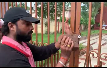 काशी विद्यापीठ में छात्रों का प्रदर्शन, छात्रसंघ भवन का ताला तोड़कर चंद्रशेखर आजाद की प्रतिमा पर किया माल्यार्पण