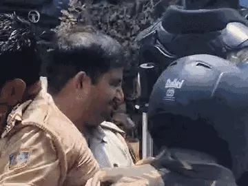 जंतर-मंतर पर बवाल: पुलिस पर पथराव, गाड़ियों में तोड़फोड़; लाठीचार्ज-आंसू गैस, कई घायल