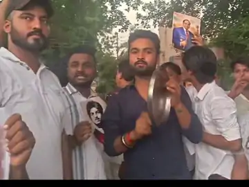 काशी विद्यापीठ में छात्रों का प्रदर्शन, छात्रसंघ भवन का ताला तोड़कर चंद्रशेखर आजाद की प्रतिमा पर किया माल्यार्पण