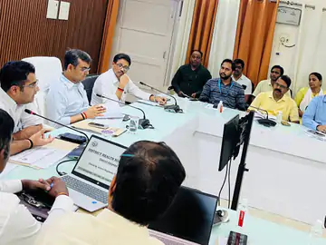वाराणसी में स्वास्थ्य योजनाओं की समीक्षा, डीएम बोले- 70 वर्ष से अधिक सभी पात्र लोगों का बने आयुष्मान कार्ड