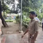 वाराणसी: आनंद पार्क में पेड़ से लटका मिला 35 वर्षीय युवक का शव, पहचान में जुटी पुलिस