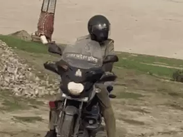 वाराणसी में गंगा रेती पर प्रतिबंधित मांझे के खिलाफ पुलिस की कार्रवाई, चार युवक पकड़े गए; एक का चालान, तीन नाबालिगों को चेतावनी