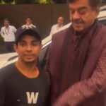 शत्रुघ्न सिन्हा ने फोटो के दौरान फैन को कहा- ‘हाथ नीचे’, वायरल वीडियो पर सोशल मीडिया में मची बहस