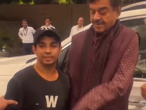 शत्रुघ्न सिन्हा ने फोटो के दौरान फैन को कहा- ‘हाथ नीचे’, वायरल वीडियो पर सोशल मीडिया में मची बहस