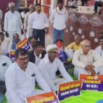 वाराणसी में खाद संकट और ईंधन मुद्दे पर अपना दल का प्रदर्शन, राज्यपाल के नाम डीएम को सौंपा ज्ञापन