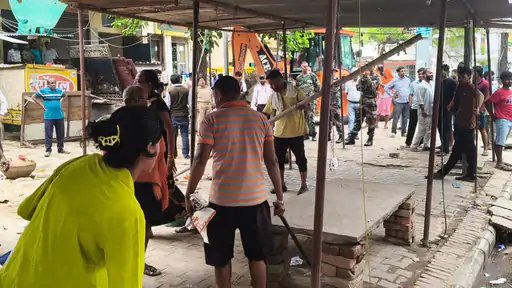 दशमी मैदान में अतिक्रमण हटाने की कार्रवाई, वर्षों से दुकान चला रहे व्यापारियों ने जताया विरोध