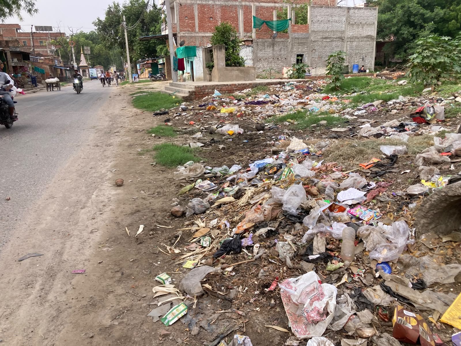रथयात्रा से पहले बदहाल रथमार्ग, गड्ढों और सीवर के गंदे पानी के बीच निकलेगा भगवान जगन्नाथ का रथ