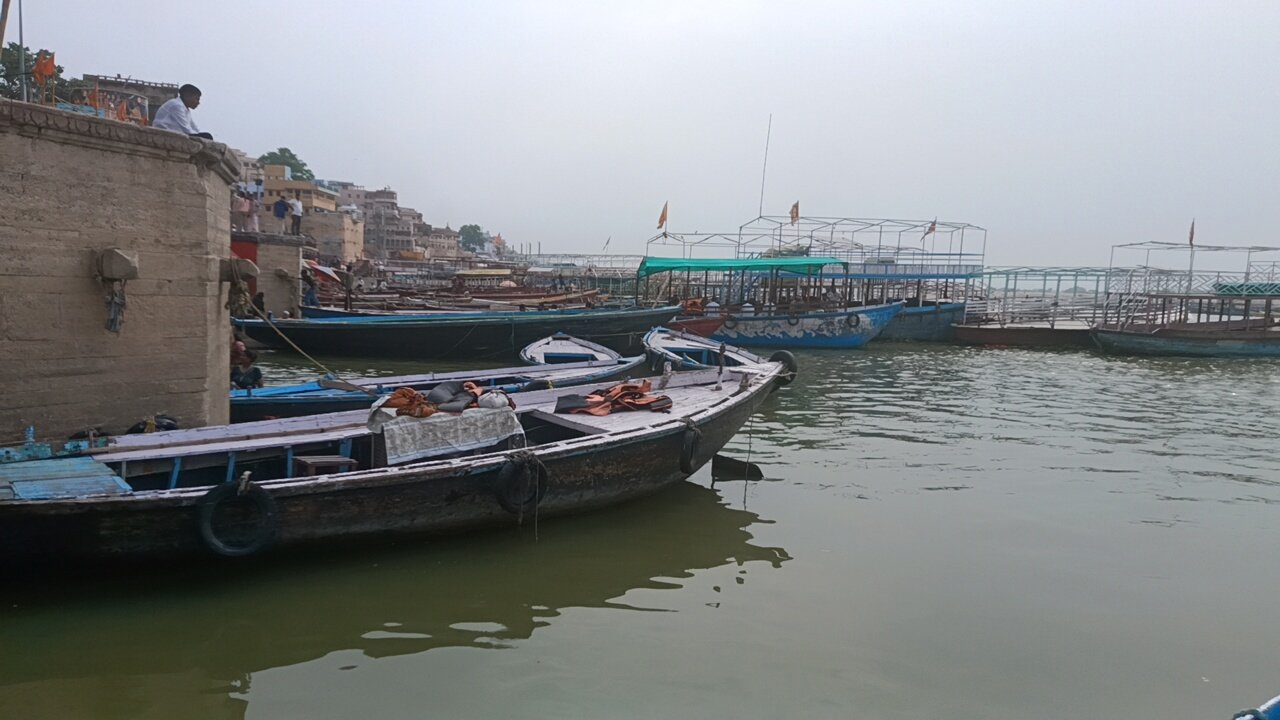 वाराणसी में गंगा का जलस्तर तेजी से बढ़ा, दो दिनों में साढ़े पांच फीट चढ़ा पानी; घाटों पर बढ़ी हलचल