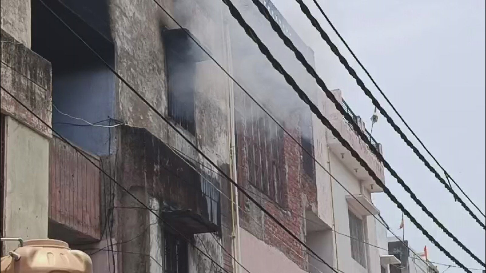 वाराणसी में फ्लैट में लगी भीषण आग, शादी का सामान समेत लाखों की गृहस्थी राख