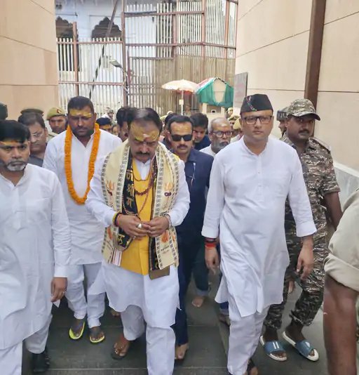 काशी पहुंचे डिप्टी सीएम केशव मौर्य, बाबा विश्वनाथ के किए दर्शन; राम मंदिर चढ़ावा मामले पर बोले-कानून और हनुमान जी की गदा पर रखें भरोसा