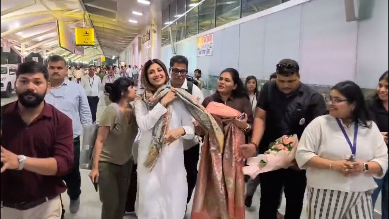 वाराणसी पहुंचीं शिल्पा शेट्टी: काशी विश्वनाथ मंदिर में किए दर्शन, 'हर-हर महादेव' के जयघोष के साथ लिया बाबा का आशीर्वाद