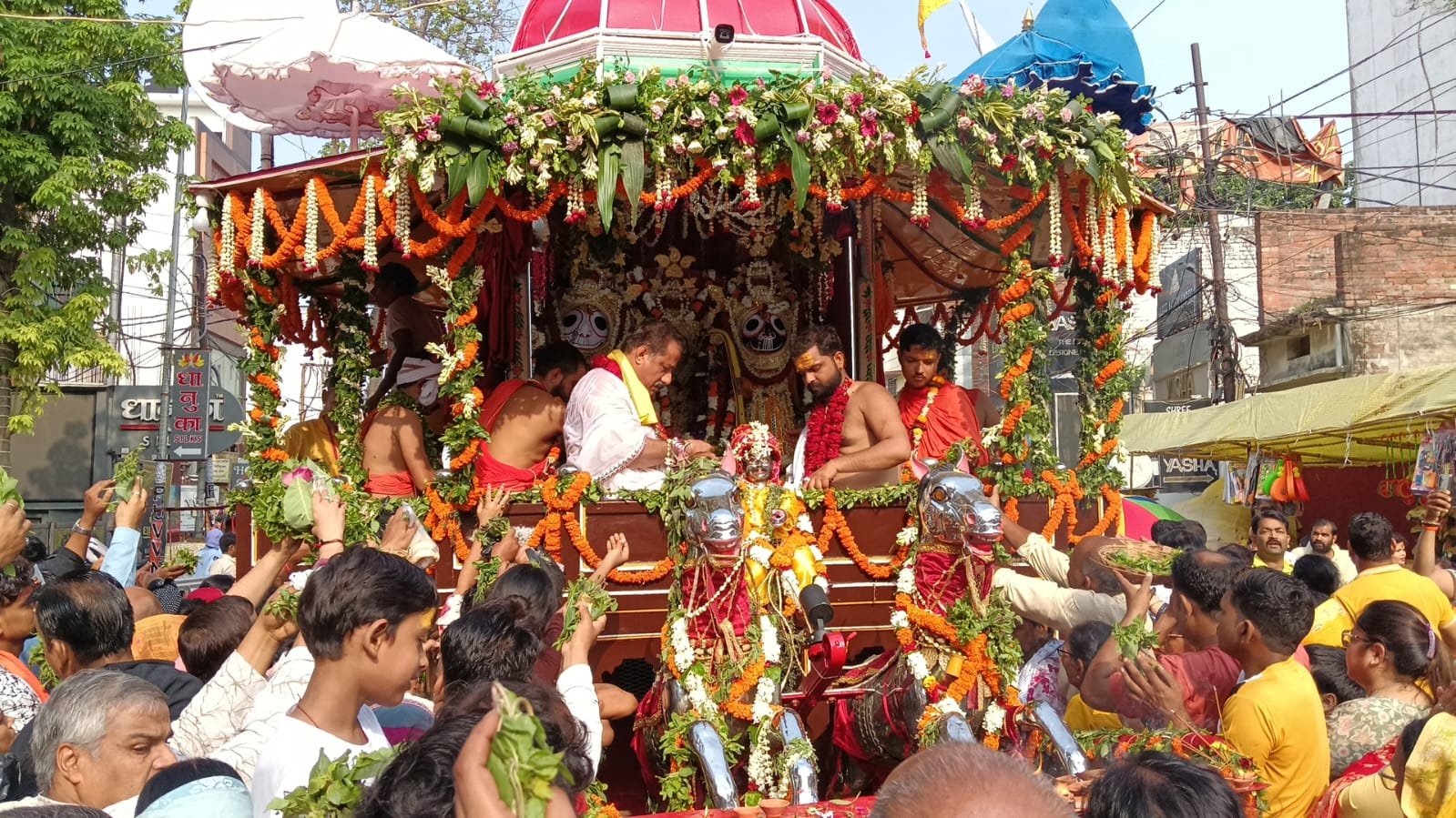 वाराणसी में भगवान जगन्नाथ रथयात्रा मेले का शुभारंभ, मंगला आरती के बाद उमड़ी श्रद्धालुओं की भारी भीड़; 56 भोग और नानखटाई प्रसाद बना आकर्षण