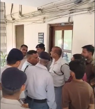 बीएचयू में छात्रों का प्रदर्शन, सर सुंदरलाल अस्पताल के नए अधिकारियों को जल्द कार्यभार सौंपने की मांग