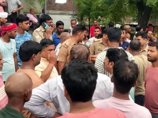 स्कूल से बच्चे को छोड़ लौट रहे पिता की सड़क हादसे में मौत, बारिश से फिसली बाइक; सिर में चोट लगने से गई जान