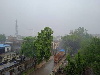 वाराणसी में बदला मौसम का रुख, झमाझम बारिश से मिली राहत; किसानों में बढ़ी उम्मीद, अगले तीन दिन वर्षा के आसार