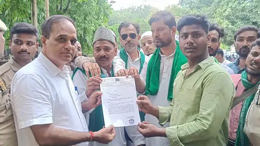वाराणसी में AIMIM का प्रदर्शन, जौहर विश्वविद्यालय पर कार्रवाई का विरोध, राज्यपाल के नाम सौंपा ज्ञापन