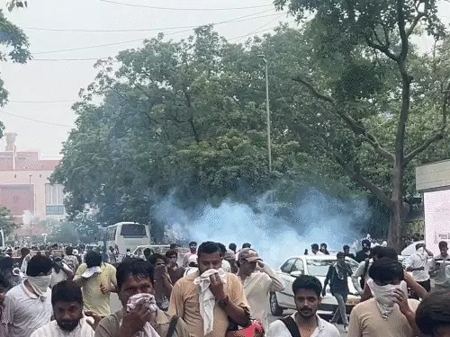 संसद के करीब पहुंचा CJP का मार्च: पुलिस ने छोड़े आंसू गैस के गोले, सभी गेटों पर सुरक्षा कड़ी; अभिजीत दीपके ने तोड़ी भूख हड़ताल