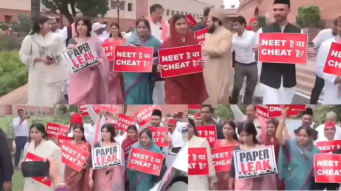संसद तक 'चलो संसद' मार्च: छात्रों के समर्थन में उतरीं डिंपल यादव, परीक्षा व्यवस्था में सुधार की मांग तेज