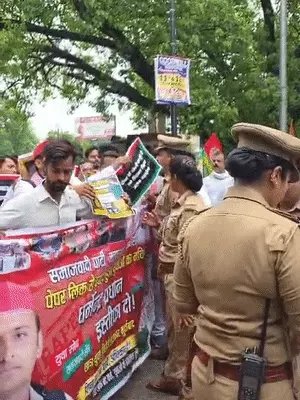 NEET विवाद पर यूपी में विपक्ष का हल्लाबोल: लखनऊ में विधानसभा कूच रोका, वाराणसी-आगरा में प्रदर्शन, दिल्ली में सांसदों का मार्च
