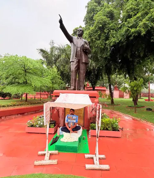 संसद के बाहर धरने पर डटे चंद्रशेखर आजाद, बारिश में भी नहीं छोड़ी जगह; छात्रों पर लाठीचार्ज को लेकर सरकार पर साधा निशाना