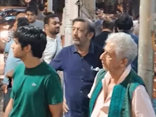 नसीरुद्दीन शाह के जंतर-मंतर पहुंचने का दावा निकला फर्जी, वायरल वीडियो मुंबई के थिएटर के बाहर का निकला