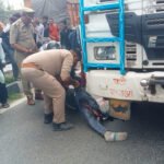 मोहनसराय हाईवे पर दर्दनाक हादसा, कंटेनर की चपेट में आने से व्यक्ति गंभीर घायल