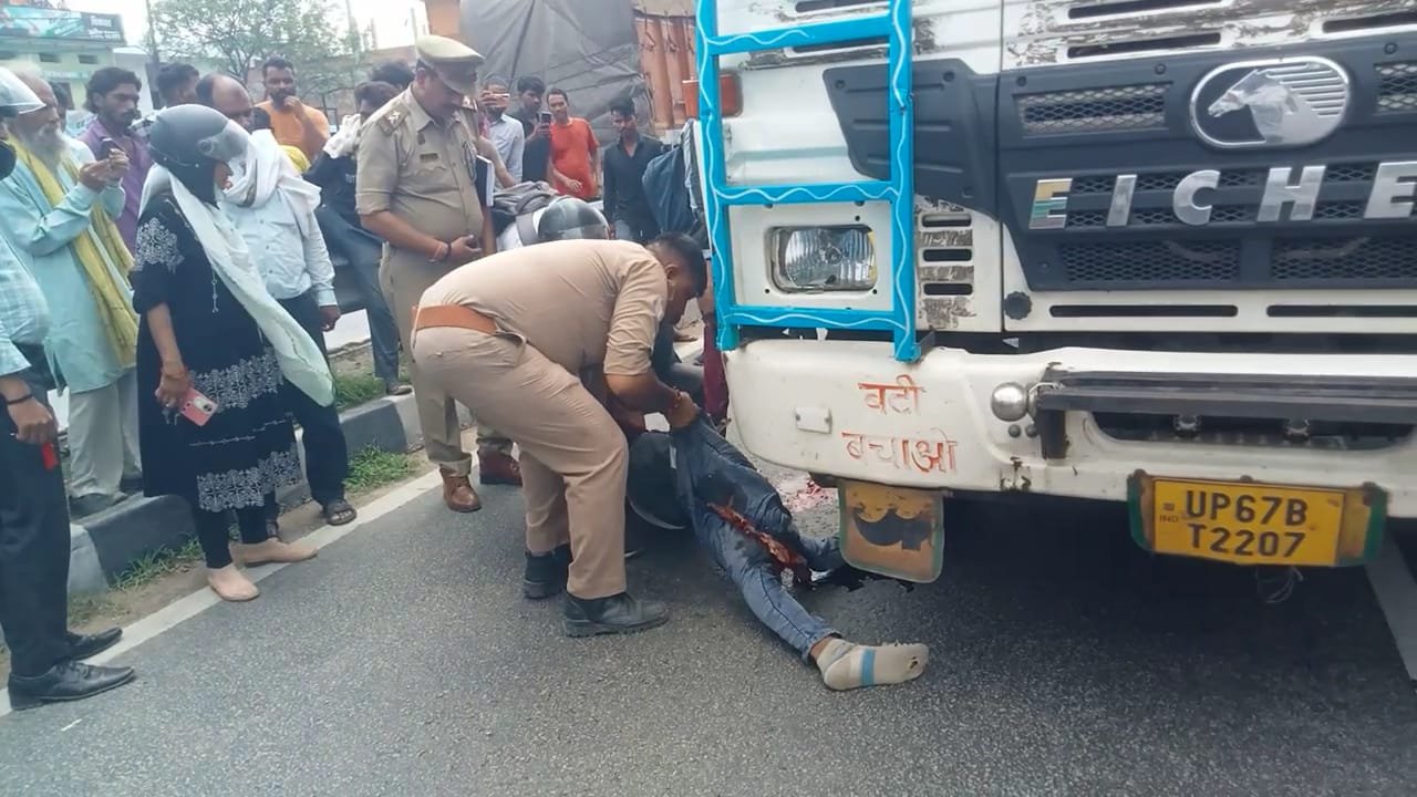 मोहनसराय हाईवे पर दर्दनाक हादसा, कंटेनर की चपेट में आने से व्यक्ति गंभीर घायल