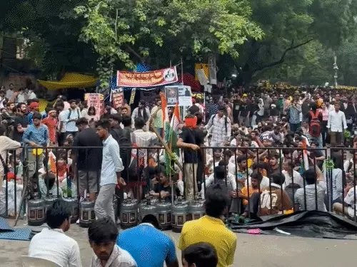 जंतर-मंतर पर आंदोलन जारी, सरकार ने फिर बढ़ाया बातचीत का हाथ; सुरक्षा के मद्देनज़र कई मेट्रो स्टेशन अस्थायी रूप से बंद