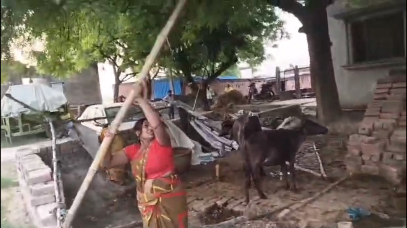 वाराणसी में जमीन विवाद ने पकड़ा तूल, बाउंड्री तोड़ने से लेकर मारपीट और कब्जे के आरोप