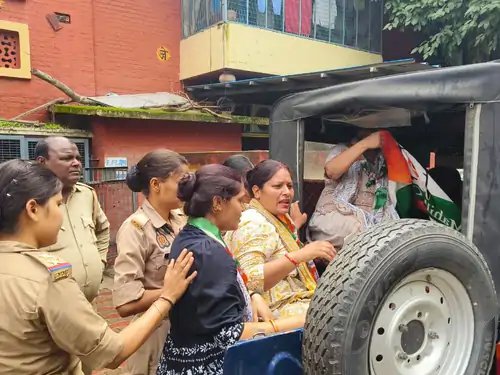 वाराणसी में कांग्रेस का विरोध प्रदर्शन, महिला जिलाध्यक्ष समेत कई कार्यकर्ता हिरासत में