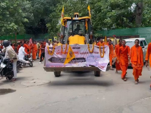 वाराणसी में गौ सम्मान को लेकर संतों का प्रदर्शन, 5.5 लाख हस्ताक्षरों वाला ज्ञापन बुलडोजर के साथ डीएम को सौंपा