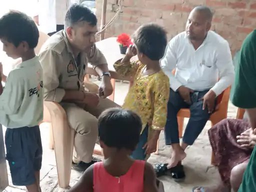 वाराणसी में तीन बच्चों को बाजार में छोड़कर फरार हुए ऑटो सवार, मां के आने की बात कहकर हुए गायब, CCTV से तलाश में जुटी पुलिस