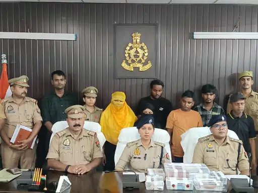 वाराणसी में साइबर ठगी गिरोह का भंडाफोड़: महिला मास्टरमाइंड समेत 6 गिरफ्तार, पोस्टमैन की मदद से खुलवाए जाते थे फर्जी बैंक खाते