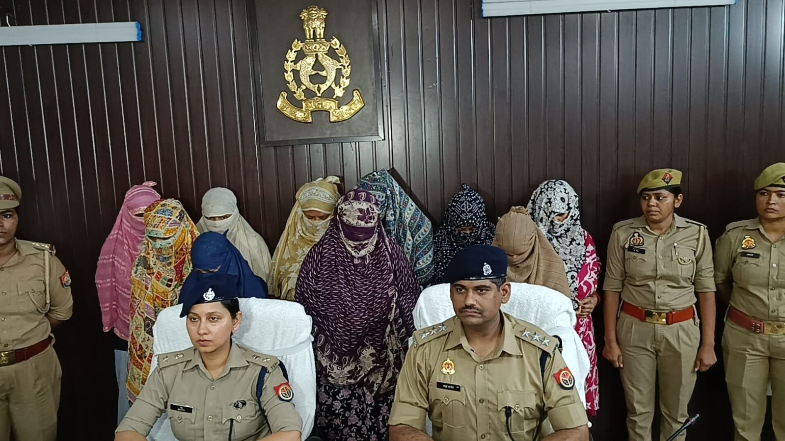 फर्जी मैरिज ब्यूरो का भंडाफोड़: वाराणसी पुलिस ने 10 महिलाओं को किया गिरफ्तार, 600 से अधिक लोगों से 10 लाख की ठगी का आरोप