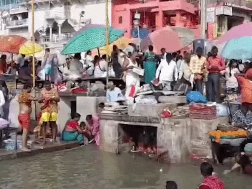 गुरु पूर्णिमा पर आस्था से सराबोर हुई काशी, गंगा घाटों से लेकर मठ-मंदिरों तक उमड़ा श्रद्धालुओं का सैलाब