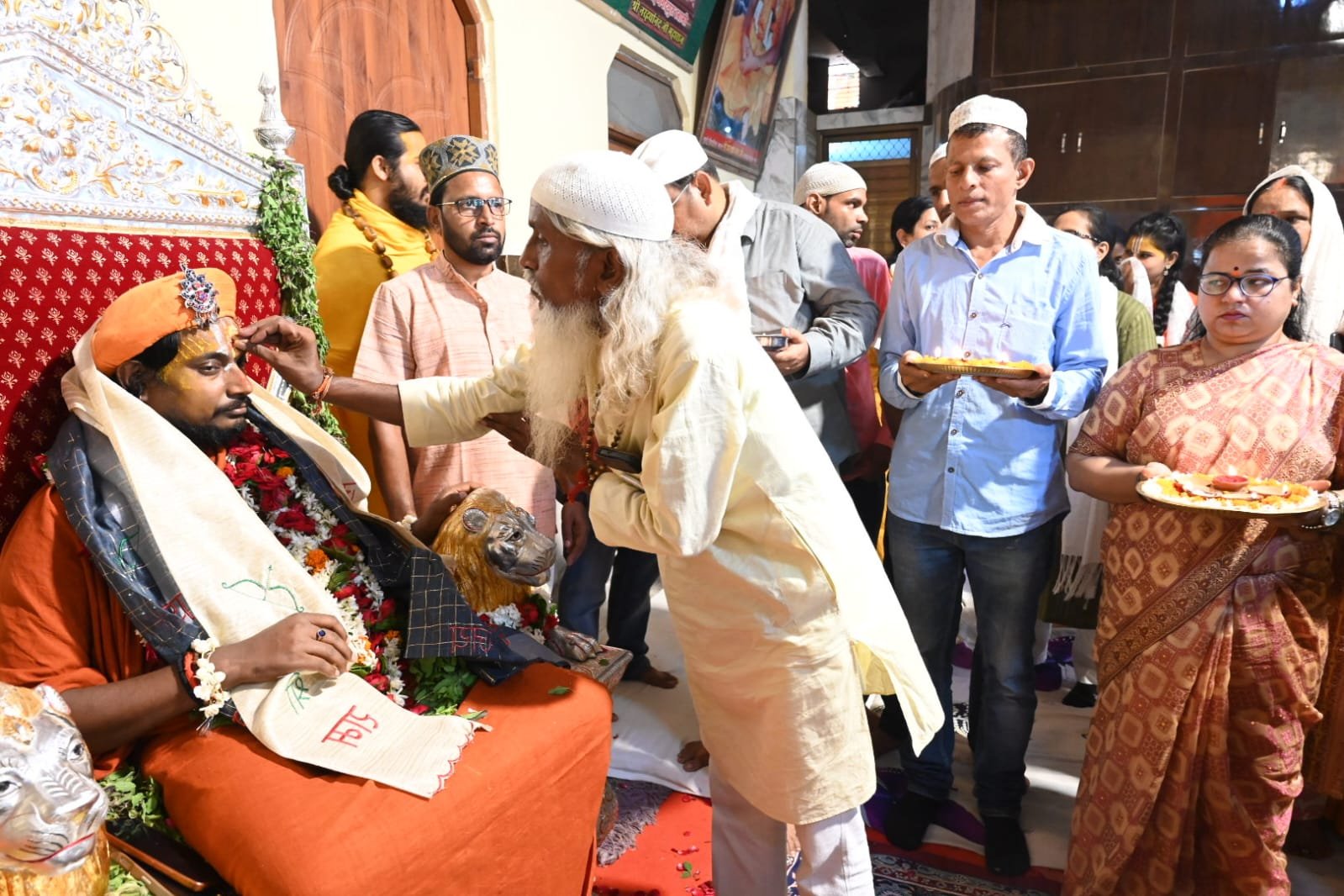 गुरु पूर्णिमा पर वाराणसी में सामाजिक समरसता की मिसाल, मुस्लिम शिष्यों ने उतारी जगद्गुरु बालक देवाचार्य की आरती, लिया आशीर्वाद