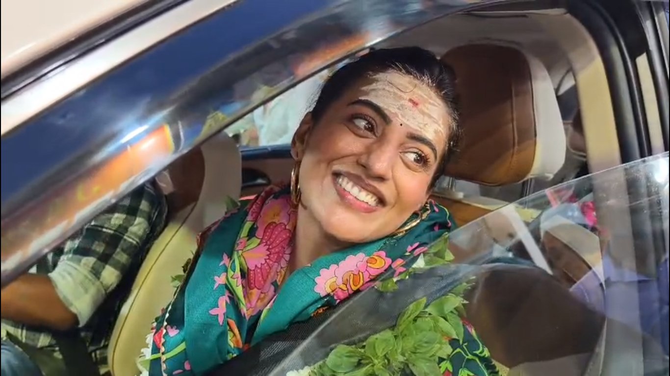 गुरु पूर्णिमा से पहले बाबा विश्वनाथ के दरबार पहुंचीं अभिनेत्री अक्षरा सिंह, परिवार संग किया दर्शन-पूजन