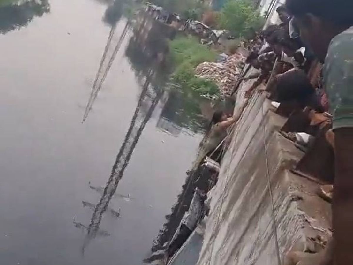 नोएडा में हैरान करने वाली घटना: झगड़े के बाद दंपती ने नाले में लगाई छलांग, लोगों ने बचाई जान