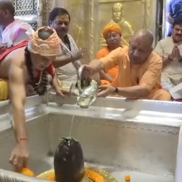 सावन के प्रथम दिन शिवालयों में उमड़ी आस्था, काशी विश्वनाथ धाम में श्रद्धालुओं का सैलाब; मुख्यमंत्री योगी ने किया जलाभिषेक