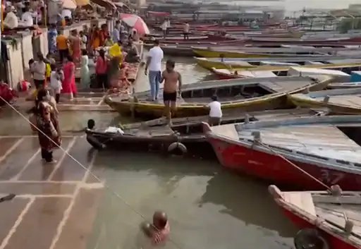 वाराणसी में बदला मौसम का मिजाज, रुक-रुक कर बारिश से मिली राहत; गंगा का जलस्तर बढ़ने पर नाव संचालन पर रोक