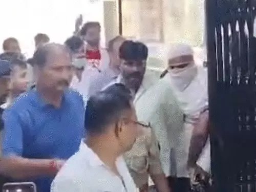 गोरखपुर में दरिंदगी: 10 साल की बच्ची की हत्या के आरोपी सिपाही पर अस्पताल में टूटा गुस्सा, डॉक्टर-नर्सों ने दौड़ाकर पीटा