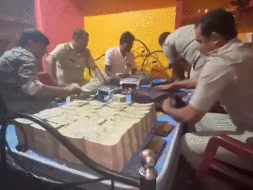 बीरभूम में पुलिस की बड़ी कार्रवाई: 28.5 करोड़ कैश और 15 किलो सोना बरामद, पत्थर कारोबारी से जुड़े शख्स गिरफ्तार