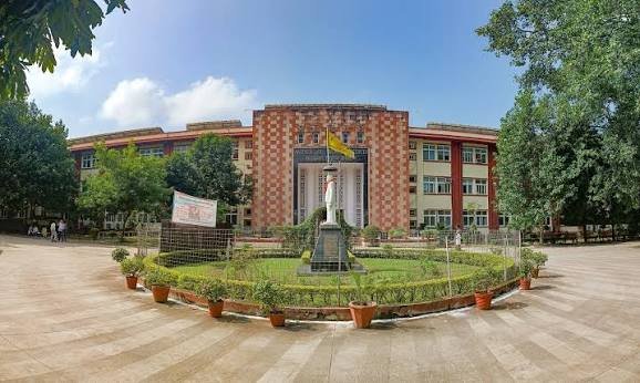 बीएचयू आईएमएस में रैगिंग के नाम पर ब्लैकमेलिंग का मामला, फर्जी शिकायत की धमकी देकर छात्रों से वसूले पैसे