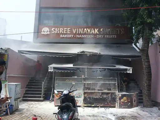 वाराणसी: पांडेयपुर स्थित मिठाई-बेकरी की दुकान में सिलेंडर से लगी आग, कर्मचारियों की सूझबूझ से टला बड़ा हादसा
