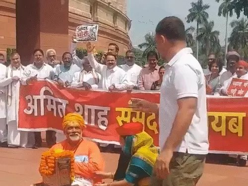 राम मंदिर चढ़ावा विवाद: संसद परिसर में विपक्ष का प्रदर्शन, पप्पू यादव पुजारी बनकर पहुंचे; राहुल गांधी ने दानपेटी में डाला चंदा