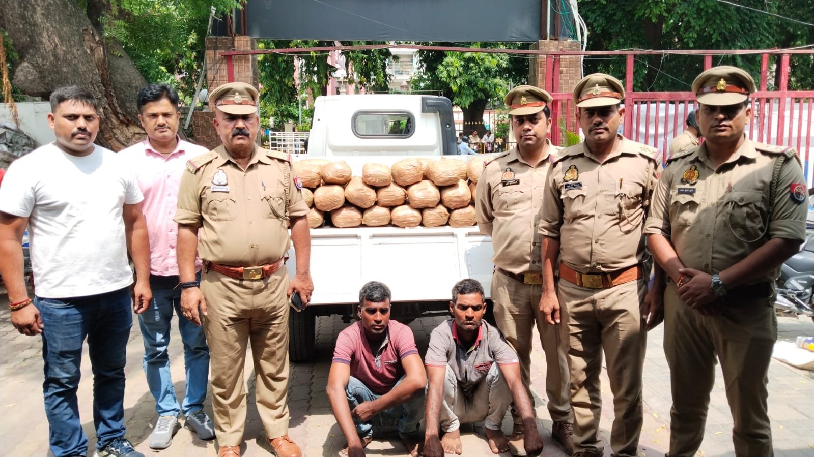 वाराणसी में गांजा तस्करी का बड़ा खुलासा, वाहन के गुप्त चेंबर से 55 किलो गांजा बरामद; दो गिरफ्तार