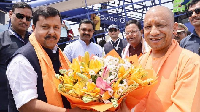 लखनऊ पहुंचे भाजपा राष्ट्रीय अध्यक्ष नितिन नवीन, सीएम योगी ने किया स्वागत, 18 KM रोड शो में उमड़ा जनसैलाब, 2027 चुनाव पर दिया बड़ा संदेश